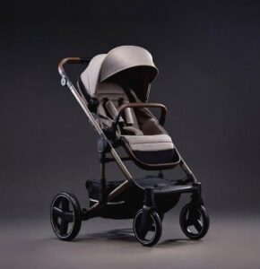Poussette bébé premium dans une ambiance studio sombre et élégante
