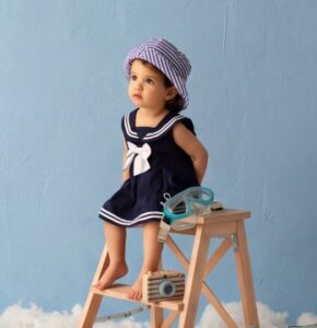 Bébé en tenue style marin dans un univers studio