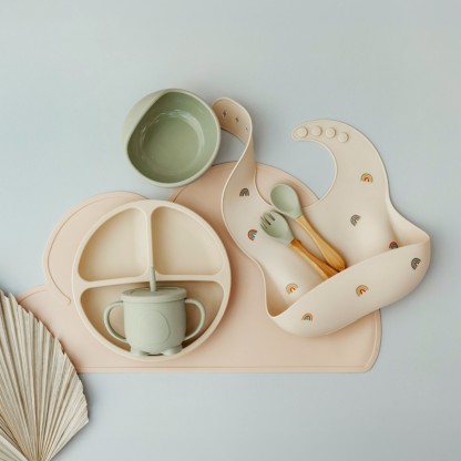 Vaisselle et accessoires pour bébé adaptés à l’apprentissage des repas en autonomie