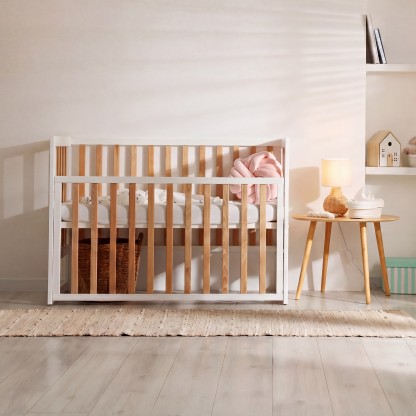 Chambre de bébé aménagée avec un lit et des éléments décoratifs favorisant le repos