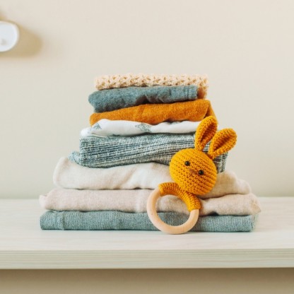 Vêtements pour bébé pliés avec soin, adaptés au confort et au quotidien