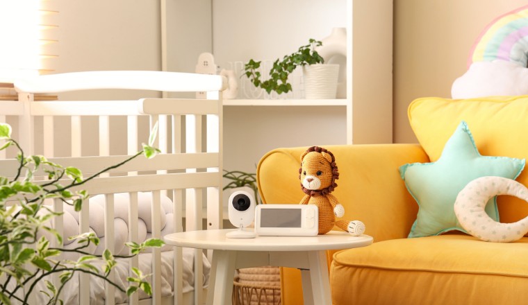 Chambre de bébé aux tons doux avec babyphone et décoration cocooning