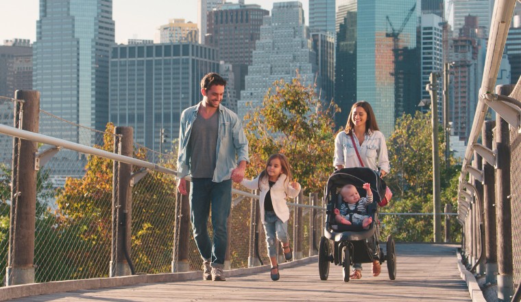 Famille avec bébé en poussette lors d’une promenade en ville