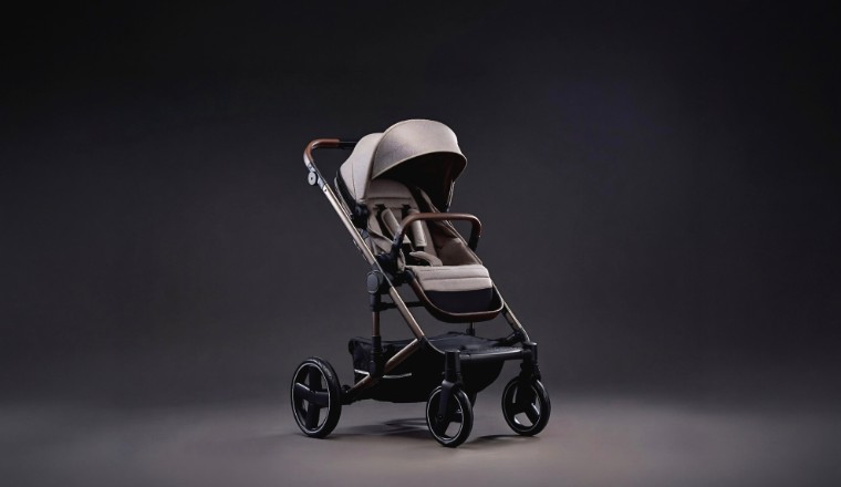 Poussette bébé premium dans une ambiance studio sombre et élégante