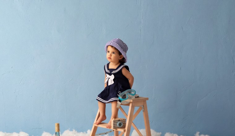 Bébé en tenue style marin dans un univers studio