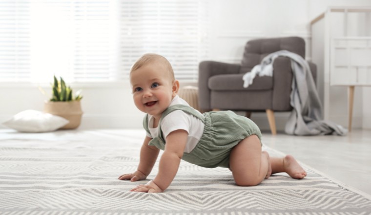 Bébé souriant à quatre pattes sur un tapis dans un salon lumineux