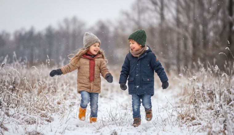 Enfants jouant dans la neige avec vêtements et manteaux d'hiver