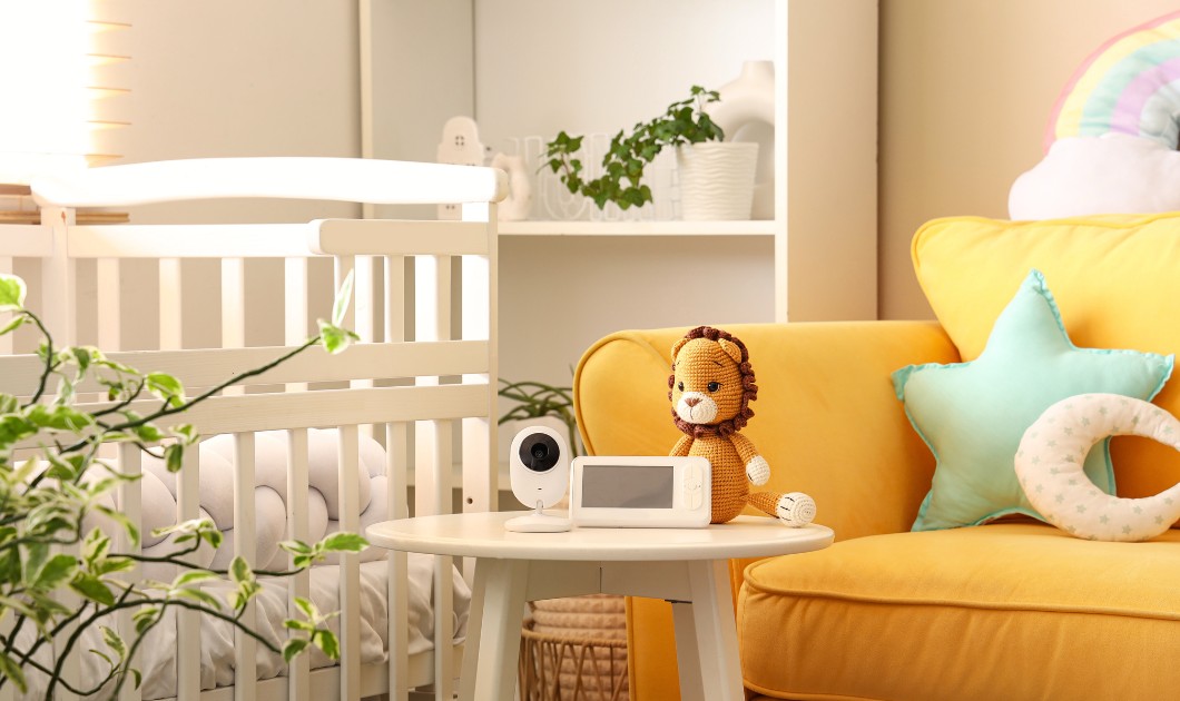 Chambre de bébé aux tons doux avec babyphone et décoration cocooning