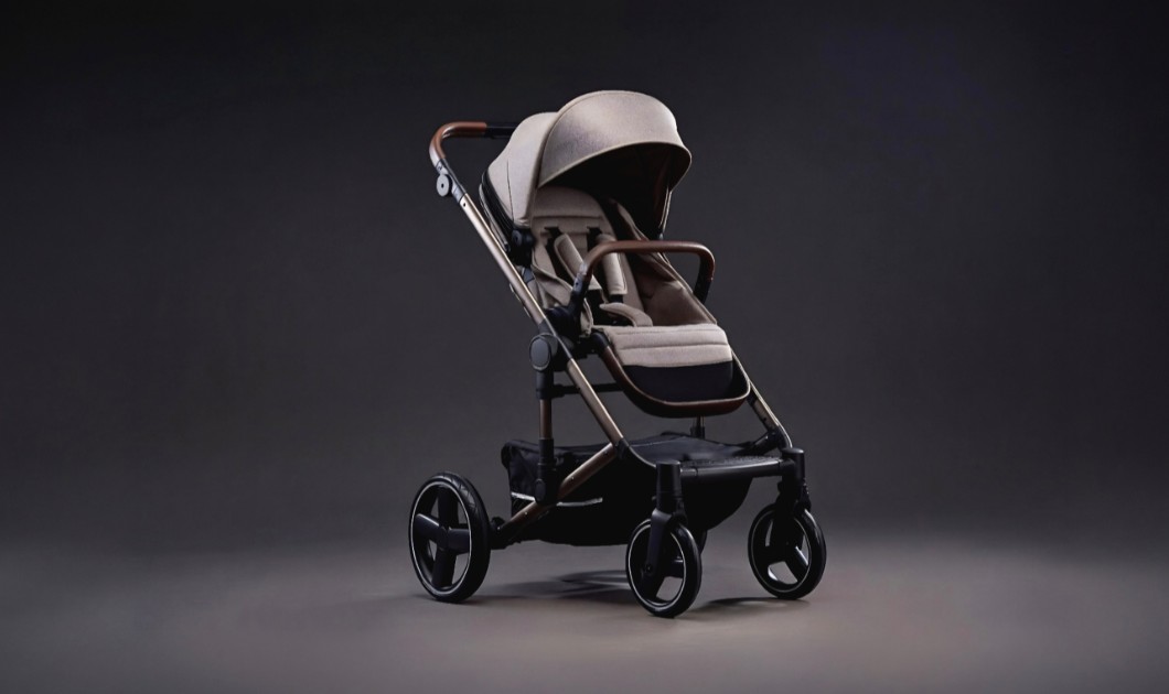 Poussette bébé premium dans une ambiance studio sombre et élégante