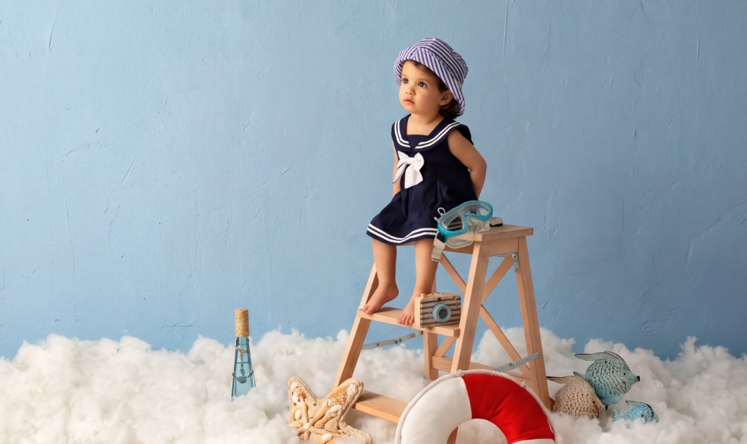 Bébé en tenue style marin dans un univers studio