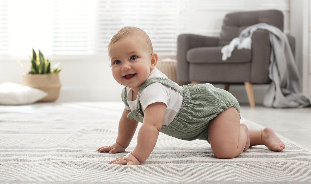 Bébé souriant à quatre pattes sur un tapis dans un salon lumineux
