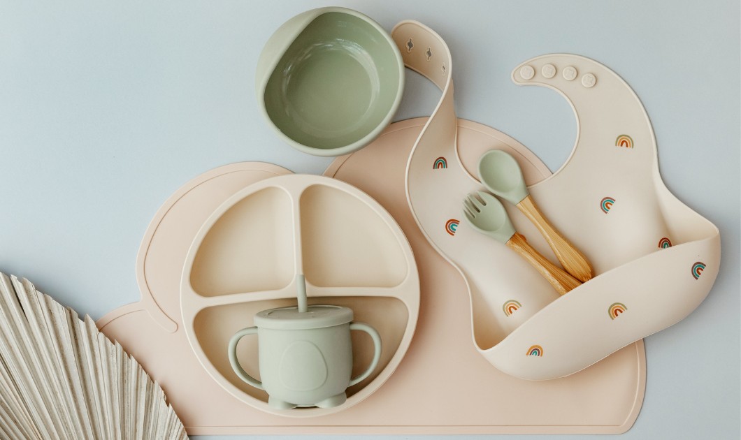 Vaisselle et accessoires pour bébé adaptés à l’apprentissage des repas en autonomie