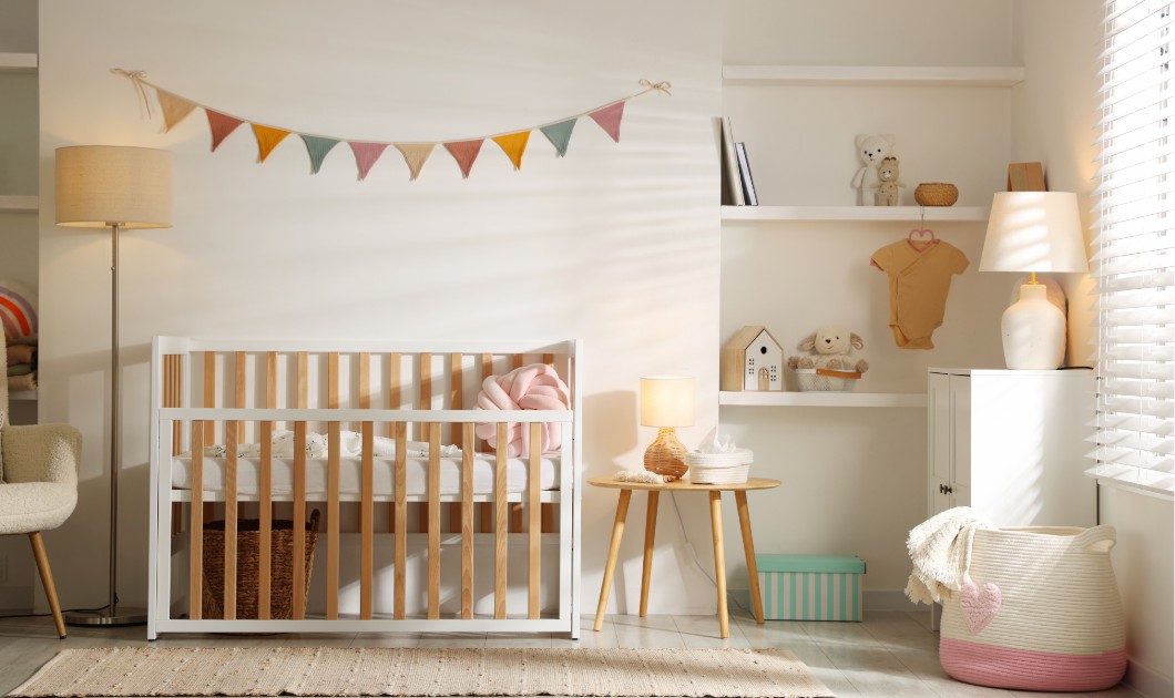 Chambre de bébé aménagée avec un lit et des éléments décoratifs favorisant le repos
