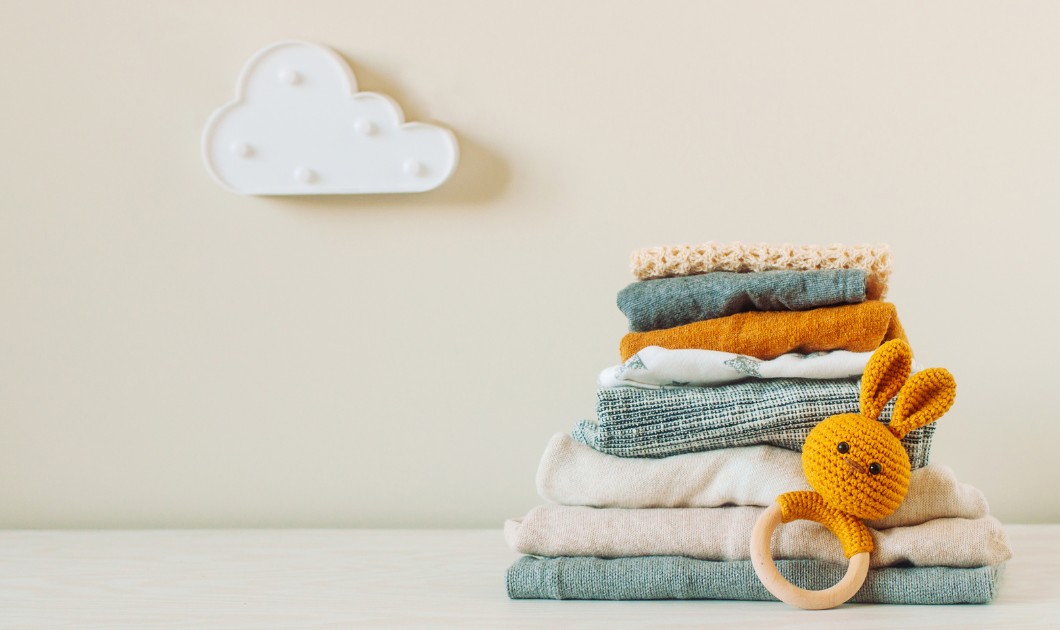 Vêtements pour bébé pliés avec soin, adaptés au confort et au quotidien